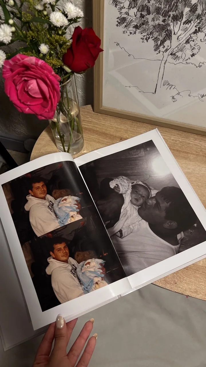 Interior de un photobook de Alma Libre, con una doble página abierta.